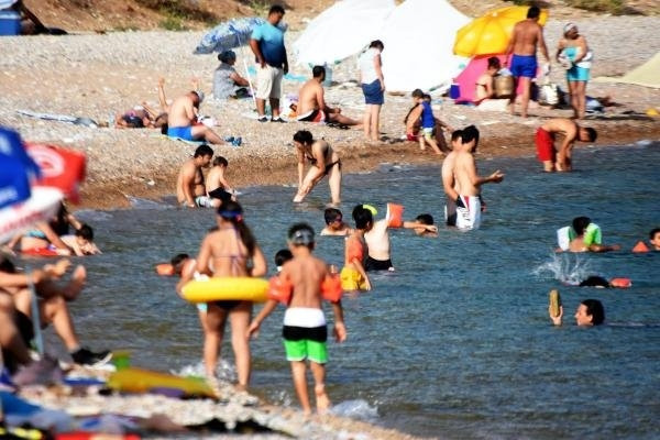 Bodrum'da Sıcaktan Bunalanlar Denize Ve Havuza Koştu