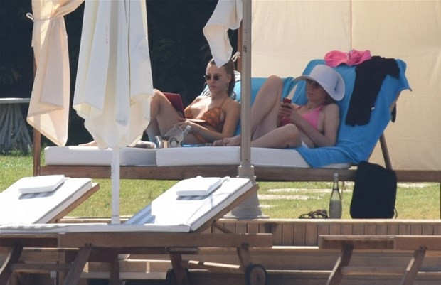 Serenay Sarıkaya sere serpe görüntülendi