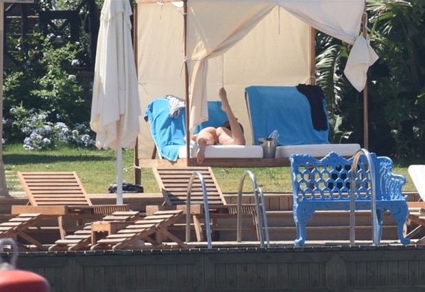 Serenay Sarıkaya sere serpe görüntülendi