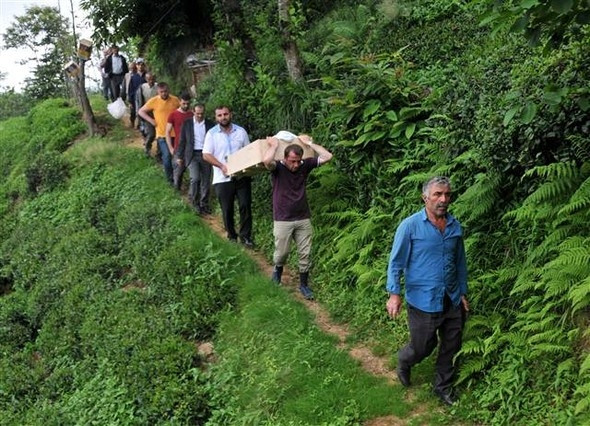 Rize'de cenazeyi böyle taşıdılar !