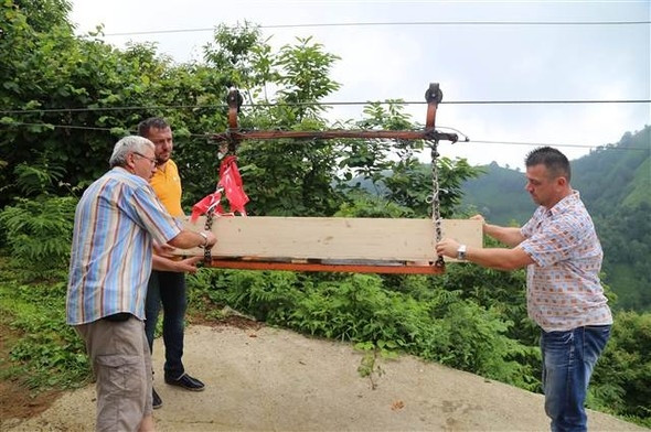 Rize'de cenazeyi böyle taşıdılar !
