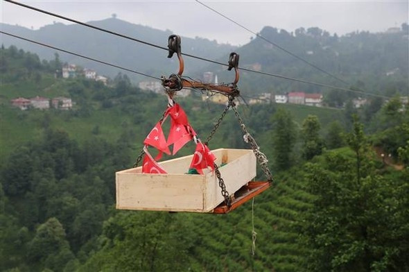 Rize'de cenazeyi böyle taşıdılar !
