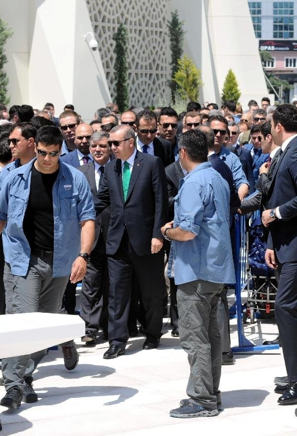 Erdoğan ve Gül cenazede bir araya geldi