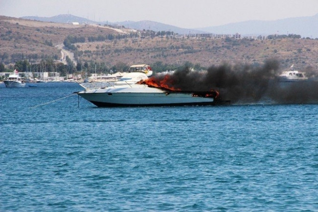 300 bin TL'lik motoryat alev alev yandı