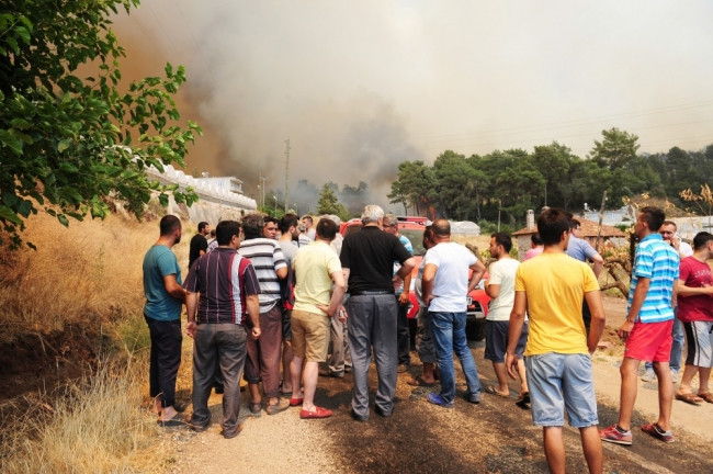 Tatil cennetinde yangın büyüyor! İnsanlar kaçıyor