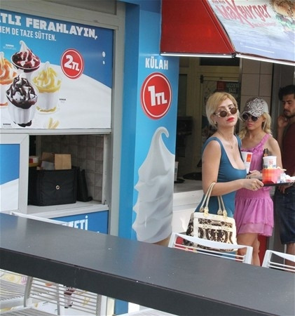 "Hamburgeri yerken orgazm olduk"