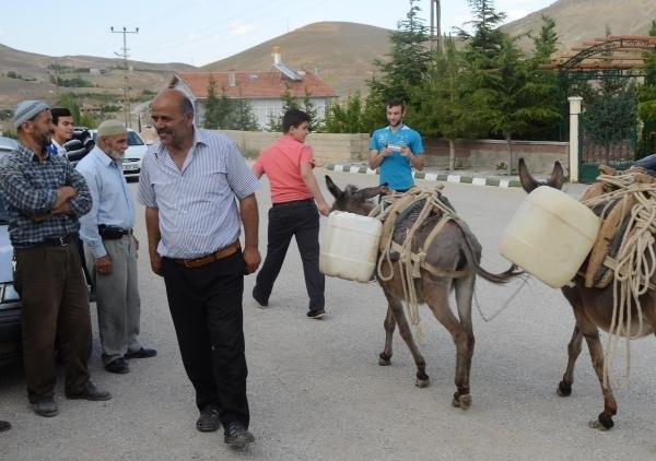 Eşeklerle evlere su taşıyorlar