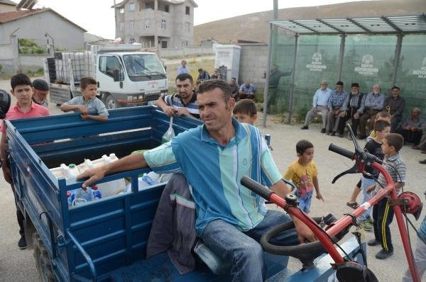 Eşeklerle evlere su taşıyorlar