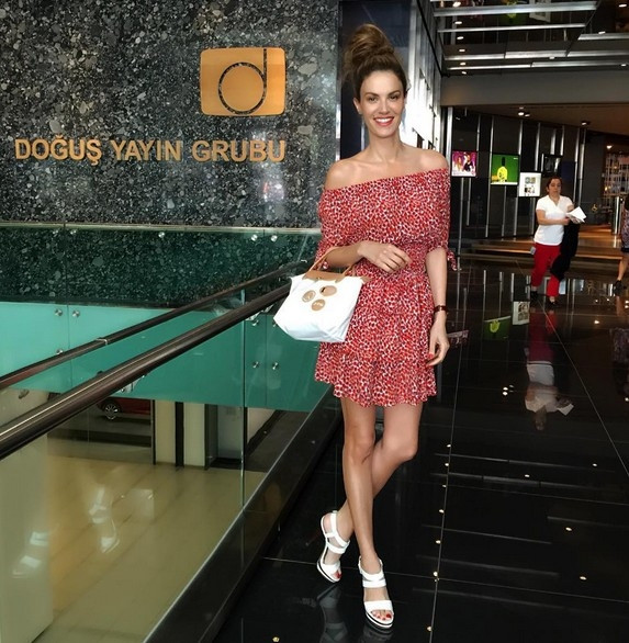 Tülin Şahin'in makyajsız fotoğrafı ınstagramı salladı!