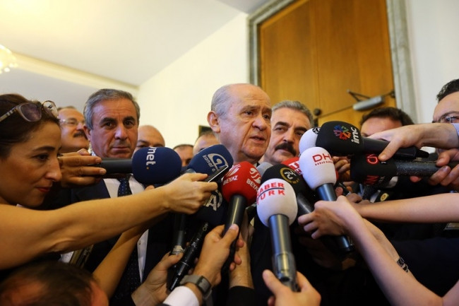 MHP grup toplantısında Oktay Vural nerede oturdu ?