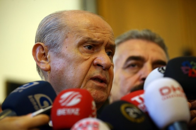MHP grup toplantısında Oktay Vural nerede oturdu ?