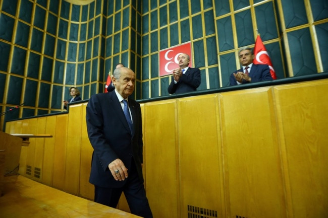 MHP grup toplantısında Oktay Vural nerede oturdu ?