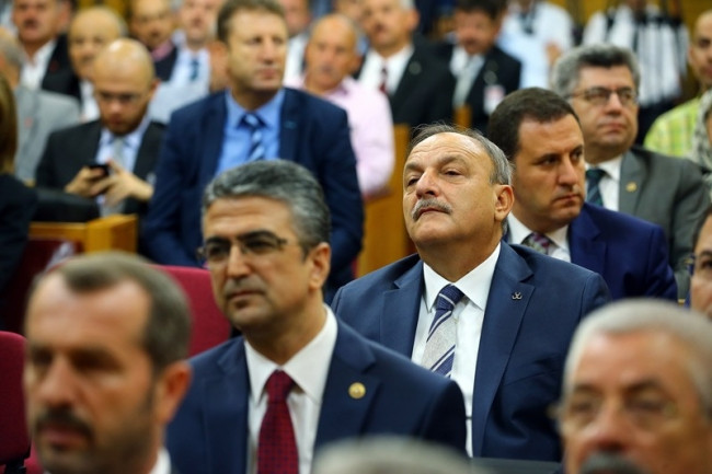 MHP grup toplantısında Oktay Vural nerede oturdu ?