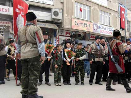 Silahı kapan sokağa koştu