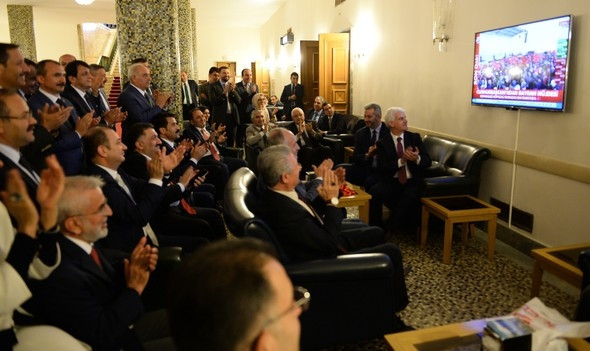 Televizyon karşısında kurdele kestiler !