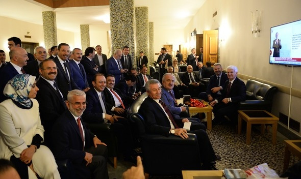 Televizyon karşısında kurdele kestiler !