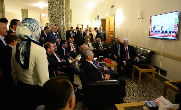 Televizyon karşısında kurdele kestiler !