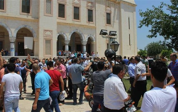 Adana'da cuma namazında canlı bomba paniği