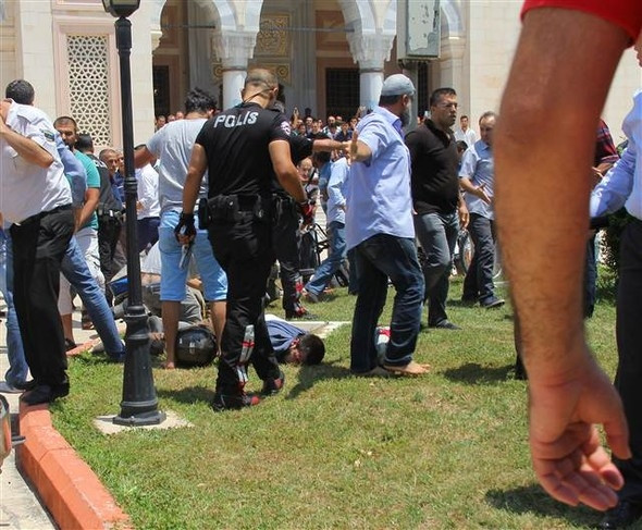 Adana'da cuma namazında canlı bomba paniği
