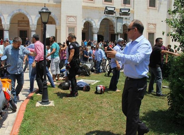 Adana'da cuma namazında canlı bomba paniği