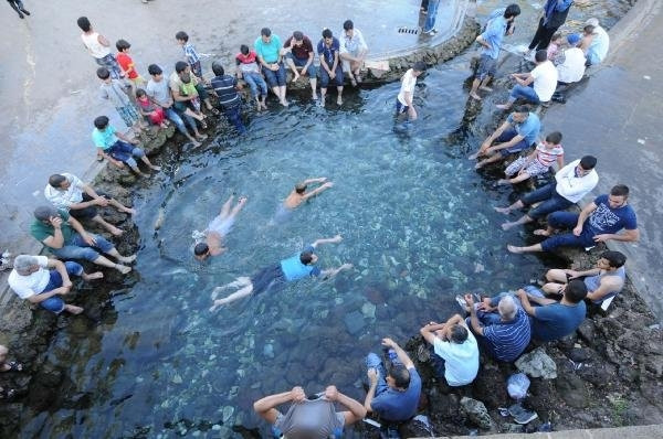 Sur'da sıcaklar bunalttı, vatandaş Anzele'ye koştu