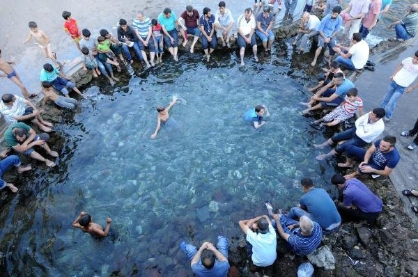 Sur'da sıcaklar bunalttı, vatandaş Anzele'ye koştu