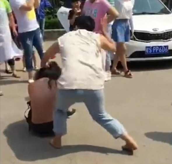 Kocasının metresine meydan dayağı attı!