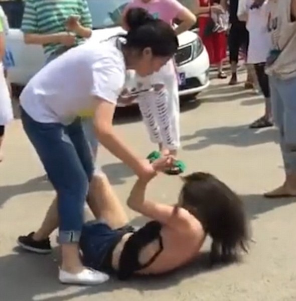 Kocasının metresine meydan dayağı attı!