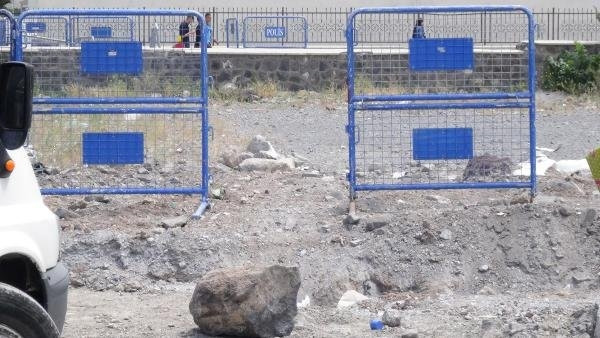 Bu kez polis hendek kazdı