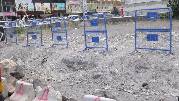 Bu kez polis hendek kazdı