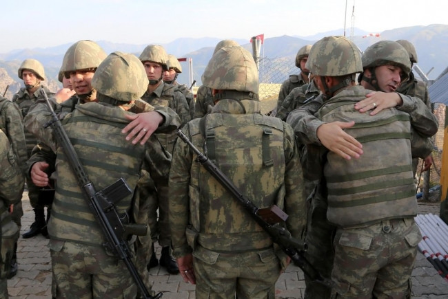 Mehmetçik sınırda böyle bayramlaştı