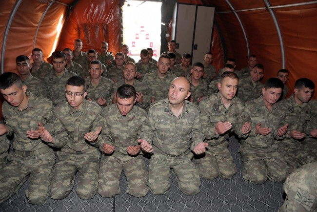 Mehmetçik sınırda böyle bayramlaştı
