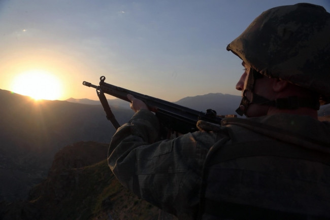 Mehmetçik sınırda böyle bayramlaştı