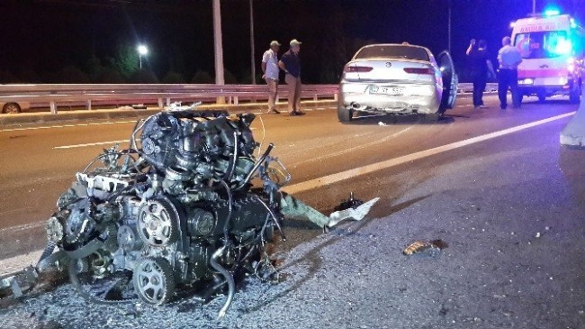 Kazada otomobilin motoru fırladı