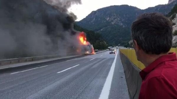 Yolcu otobüsü alev alev yandı