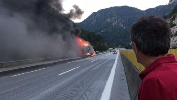 Yolcu otobüsü alev alev yandı