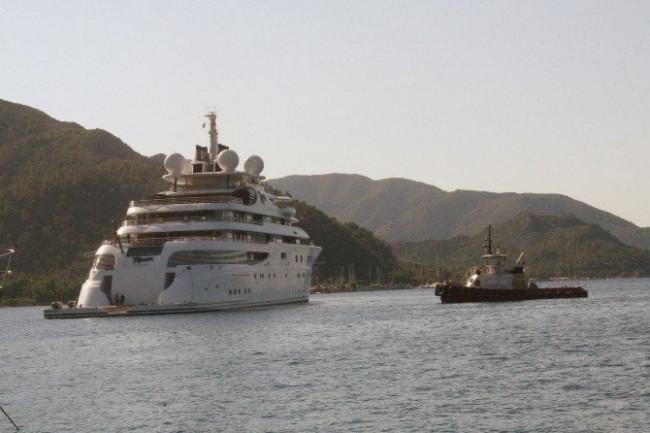 Şeyh lüks yatını Marmaris'e demirledi