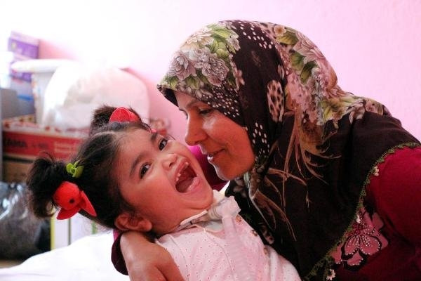 Doktorların 2,5 yıl ömür biçitiği kızını sevgiyle yaşatıyor