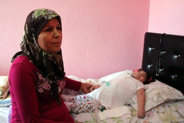Doktorların 2,5 yıl ömür biçitiği kızını sevgiyle yaşatıyor
