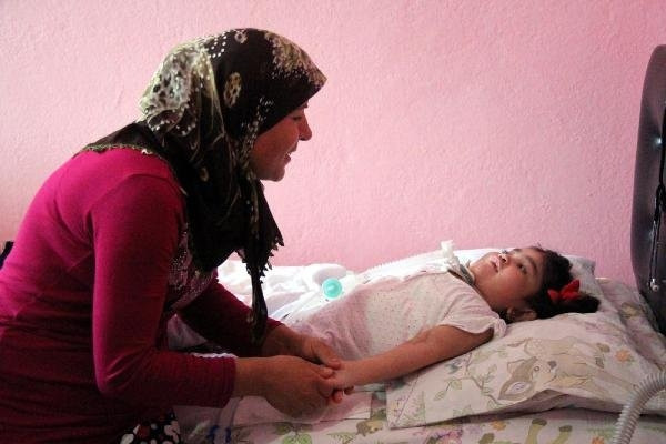 Doktorların 2,5 yıl ömür biçitiği kızını sevgiyle yaşatıyor