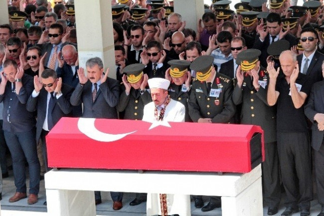 Helikopter kazasında şehit olan çifte son görev