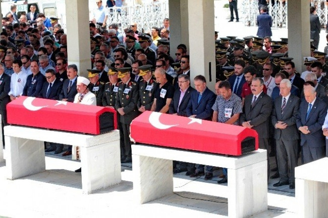 Helikopter kazasında şehit olan çifte son görev