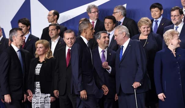 NATO zirvesinde aile fotoğrafı çektirildi
