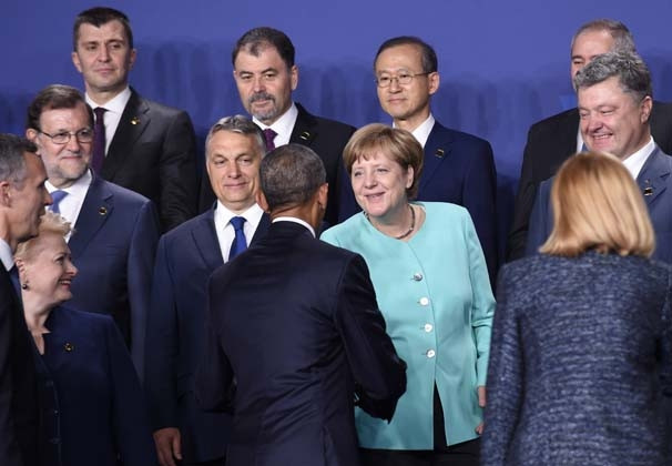 NATO zirvesinde aile fotoğrafı çektirildi