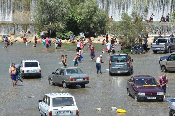 Sıcaktan bunalan baraja koştu