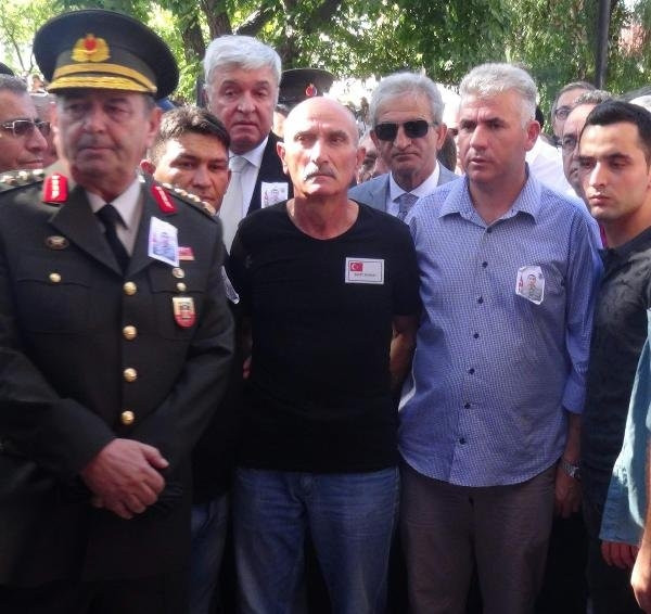 Şehit cenazesinde protokol krizi