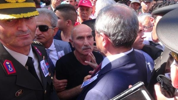 Şehit cenazesinde protokol krizi