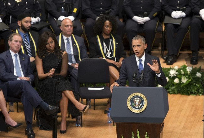 Obama öldürülen polisler için gözyaşı döktü