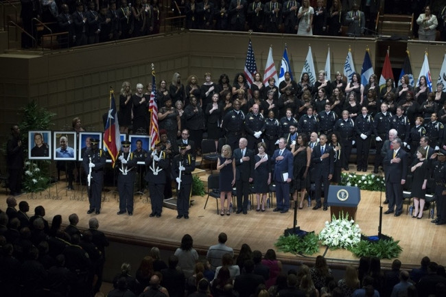 Obama öldürülen polisler için gözyaşı döktü