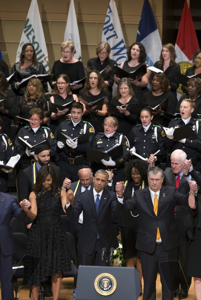 Obama öldürülen polisler için gözyaşı döktü